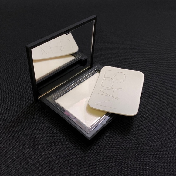 NARS Translucent Light Reflecting Setting Powder w/ Powder Puff — Crystal - Picture 3 of 5